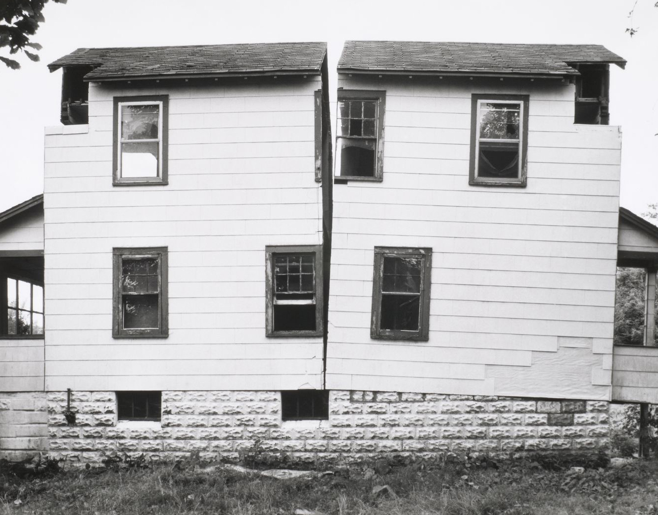 https://smarthistory.org/gordon-matta-clark-splitting/